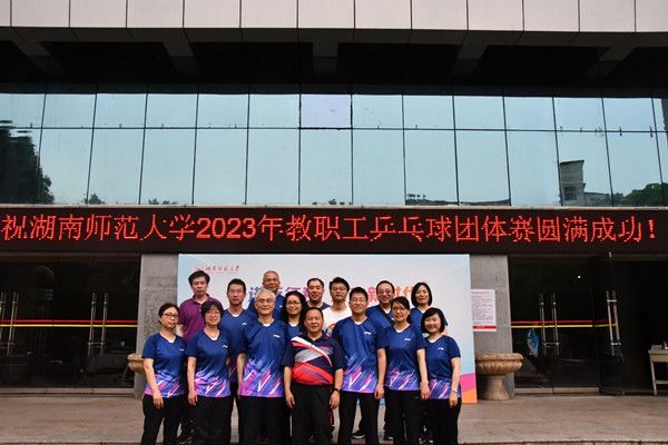 图为7790CNM必发集团代表队合影留念